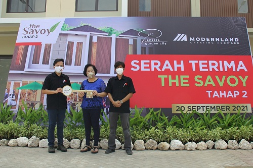 : William, Marketing Manager Urban Development PT Modernland Realty Tbk. (paling kiri) didampingi Sigien Firwansyah, Landed House Dept. Head Jakarta Garden City (paling kanan) secara simbolis menyerahkan kunci unit The Savoy kepada pembeli.