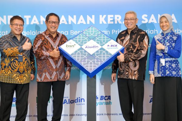 Dalam kerjasama ini, tampak dalam foto, (dari kiri kekanan) Kepala Departemen Ekonomi dan Keuangan Syariah Bank Indonesia Dadang Muljawan, Direktur Utama Bank Syariah Nasional (BSN) Alex Sofjan Noor, Presiden Direktur Bank Aladin Syariah Koko Tjatur Rachmadi dan Presiden Direktur BCA Syariah Yuli Melati Suryaningrum berfoto Bersama disela acara Penandatanganan Kerja Sama SIPA di Jakarta, Rabu (22/4/2026).